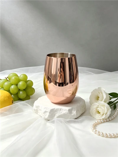 Copa de vino de plástico con cuerpo de oro rosa.